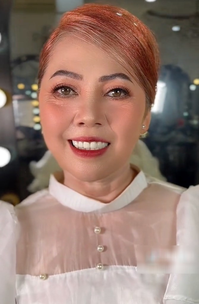 Thực tế, ai cũng biết make up có thể thần kỳ đến mức độ nào. Thế nhưng để giúp một người phụ nữ 60 tuổi "trẻ hoá" nhiều như vậy không phải là dễ. Chưa kể, điều khiến đoạn clip trở nên thu hút hơn chính là thần thái, cử chỉ của nhân vật chính.