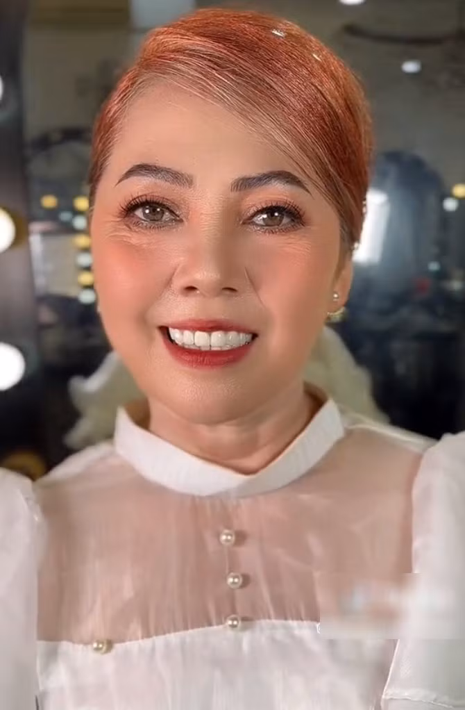 Thực tế, ai cũng biết make up có thể thần kỳ đến mức độ nào. Thế nhưng để giúp một người phụ nữ 60 tuổi "trẻ hoá" nhiều như vậy không phải là dễ. Chưa kể, điều khiến đoạn clip trở nên thu hút hơn chính là thần thái, cử chỉ của nhân vật chính.