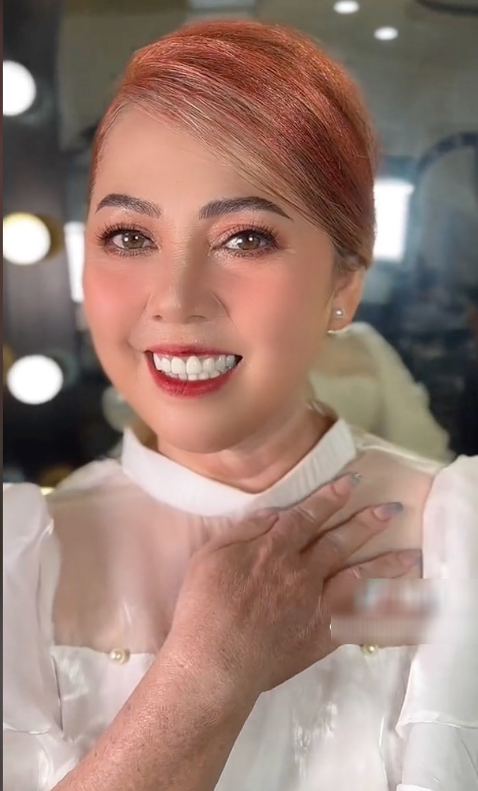 Dù đã bước qua thanh xuân, thế nhưng cô vẫn rất tự tin. Cách hát nhép, cử chỉ chuyển cảnh đều mượt mà chẳng kém gì một TikToker chuyên nghiệp.