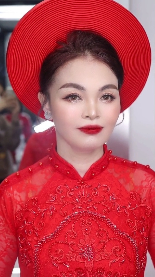 Tuy nhiên, nhờ xử lý đúng cách, gương mặt của cô sau khi khoác áo cô dâu lại vô cùng lộng lẫy, từng đường nét trên khuôn mặt đều nổi bật hơn. Từ lông mày, cách đánh mắt, tô son đều nhận được lời khen ngợi.