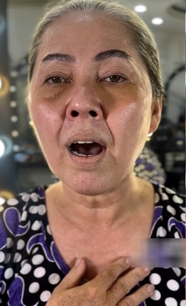 Tuy nhiên, sau khi biến hình, gương mặt của cô lại như được trẻ hoá.