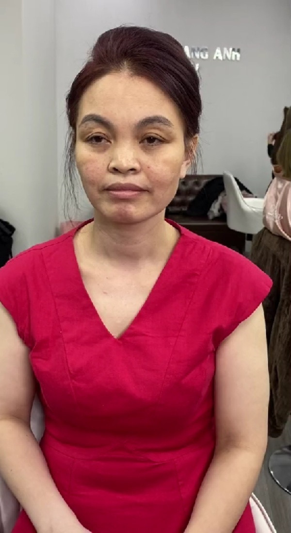 Trước đó, người dùng mạng xã hội cũng rất bất ngờ với màn biến hoá của một cô dâu U40. Chỉ nhờ make up, cô đã như quay trở lại thời đôi mươi trẻ trung, xinh đẹp. Ban đầu, khi chưa được tạo hình, người phụ nữ đã để lộ làn da với nhiều khuyết điểm.