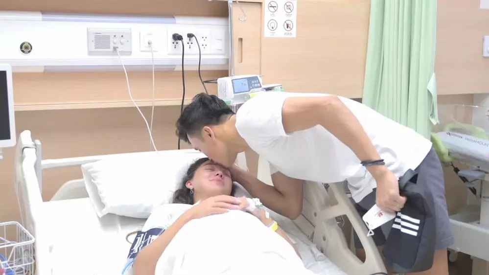 Suốt thời kỳ bà xã mang thai, Bùi Tiến Dũng luôn ở bên đồng hành. Anh thể hiện là người chồng tâm lý, yêu chiều vợ và em bé trong bụng