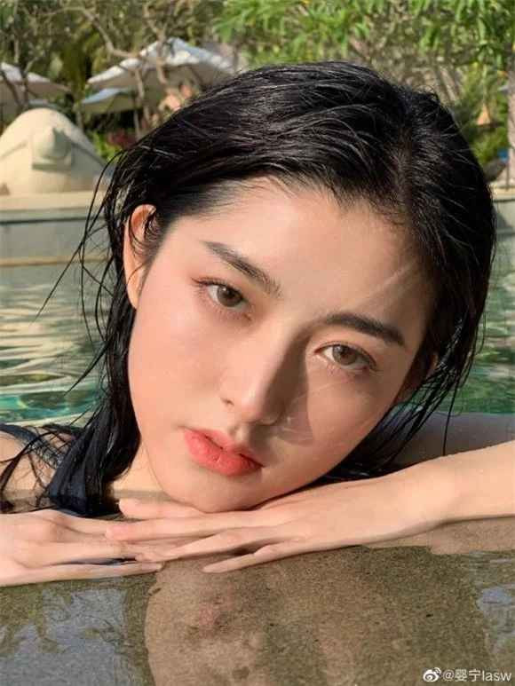 Không cần vẻ đẹp đầy đặn, nét mảnh mai của Ying Ning vẫn đủ khiến người ta khó lòng rời mắt.