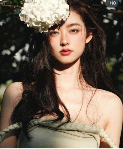 Dù chỉ là mẫu nghiệp dư nhưng Ying Ning vẫn được săn đón, xuất hiện trên nhiều tạp chí và quảng cáo.