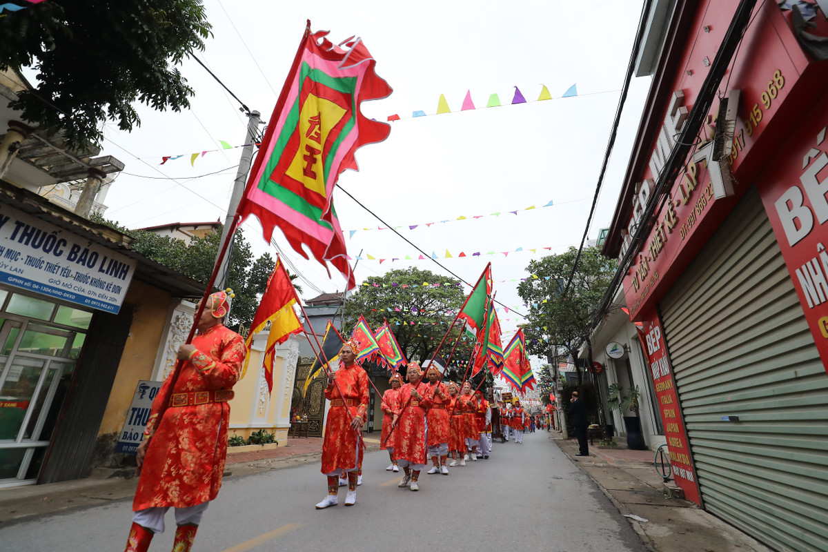 Lễ hội Đền thờ Hai Bà Trưng gồm hai phần: Phần lễ là hoạt động dâng hương, mít tinh kỷ niệm ngày Hai Bà Trưng tế cờ khởi nghĩa và tế lễ theo nghi thức truyền thống cổ truyền.