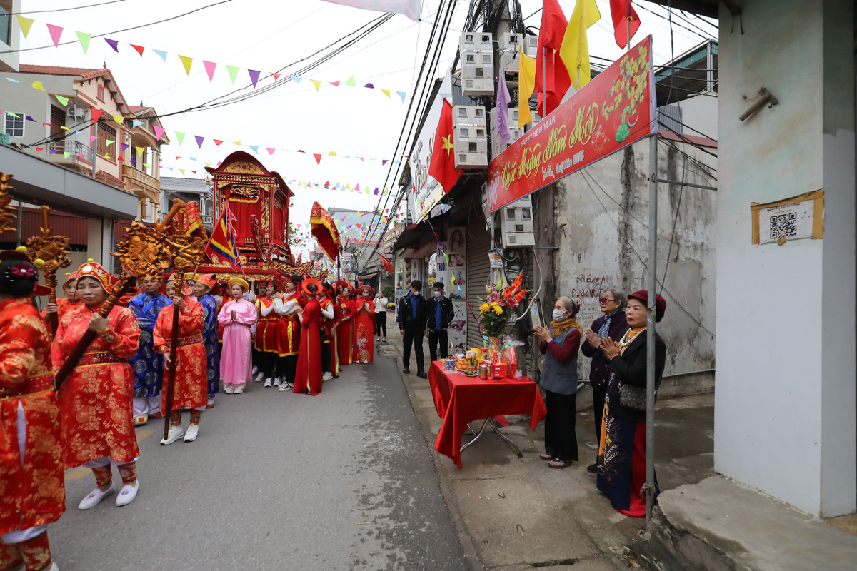 Trên khắp các ngả đường nơi đoàn rước kiệu đi qua, người dân Mê Linh đều bày tỏ lòng thành kính, biết ơn sự hy sinh và ý chí đánh giặc cứu nước của hai nữ tướng.