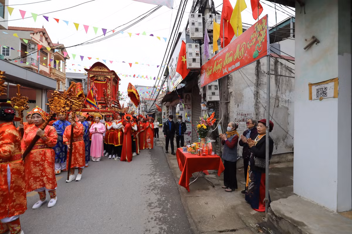 Trên khắp các ngả đường nơi đoàn rước kiệu đi qua, người dân Mê Linh đều bày tỏ lòng thành kính, biết ơn sự hy sinh và ý chí đánh giặc cứu nước của hai nữ tướng.