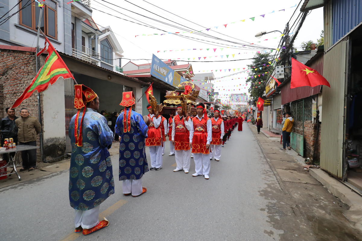 Sáng mùng 6 tháng Giêng, người dân Mê Linh tổ chức rước kiệu Hai Bà, kiệu Thành hoàng làng Hạ Lôi và kiệu Thánh Cốt Tung - một danh tướng của Hùng Duệ Vương được thờ tại làng Hạ Lôi.