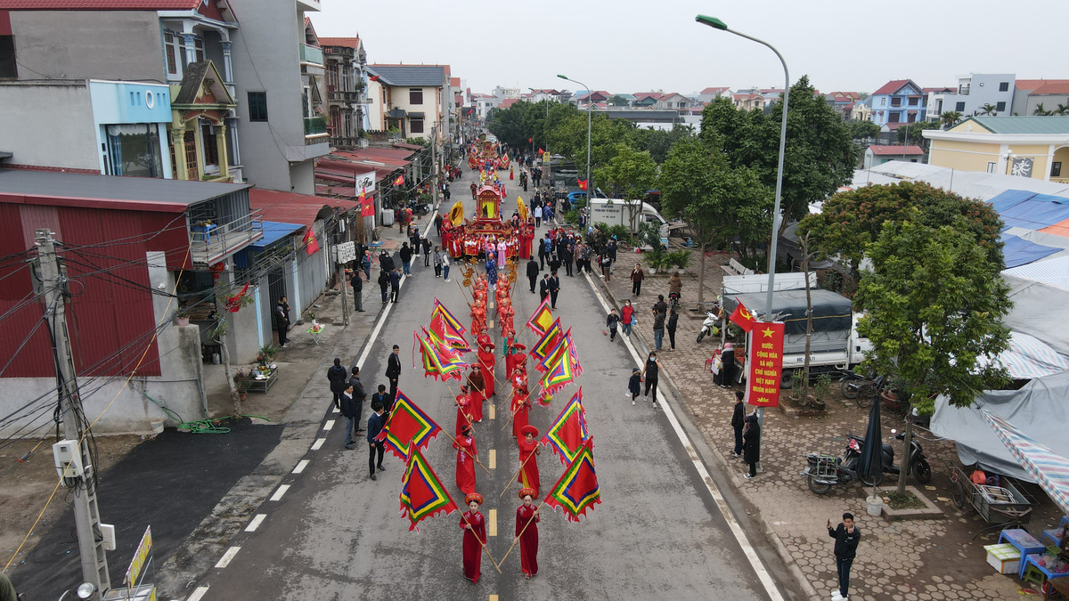  Lễ hội đền Hai Bà Trưng tại Mê Linh là hoạt động văn hóa tâm linh nhằm tưởng nhớ, tri ân công đức của hai vị Anh hùng dân tộc Trưng Trắc và Trưng Nhị cùng các tướng lĩnh lãnh đạo cuộc khởi nghĩa giành lại nền độc lập dân tộc vào những năm 40-43 SCN.