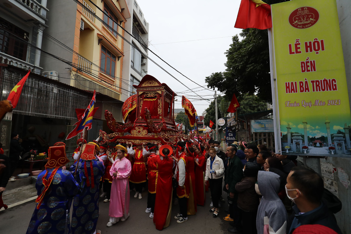 Ngay sau khi khởi nghĩa thắng lợi, Hai Bà Trưng xưng Vương, lập Kinh đô, tiến hành củng cố, xây dựng lại đất nước, trở thành vị vua nữ đầu tiên của dân tộc.