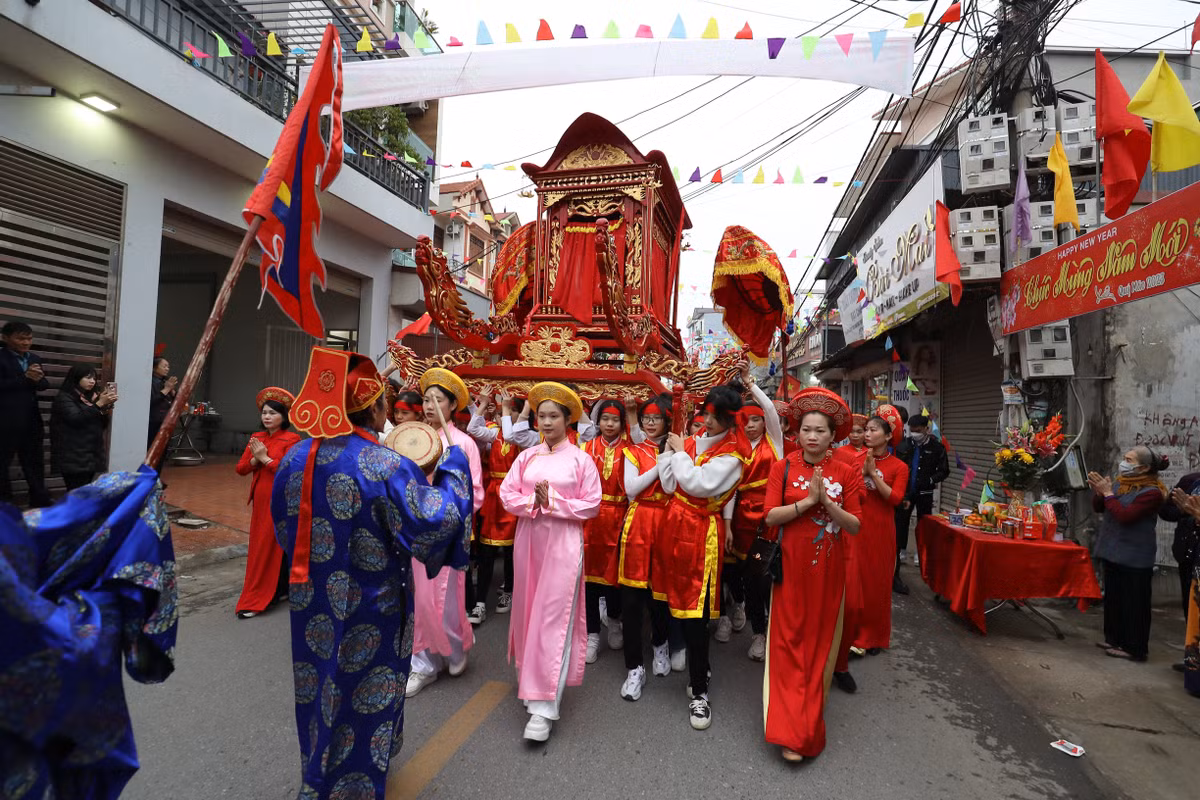Năm nay, lễ hội Đền Hai Bà Trưng có sự tham dự của Quyền Chủ tịch nước Võ Thị Ánh Xuân; Phó Bí thư Thường trực Thành ủy Hà Nội Nguyễn Thị Tuyến; Ủy viên Ban Thường vụ Thành ủy, Phó Chủ tịch UBND thành phố Hà Nội Nguyễn Trọng Đông cùng các đồng chí nguyên lãnh đạo Đảng, Nhà nước và thành phố Hà Nội.