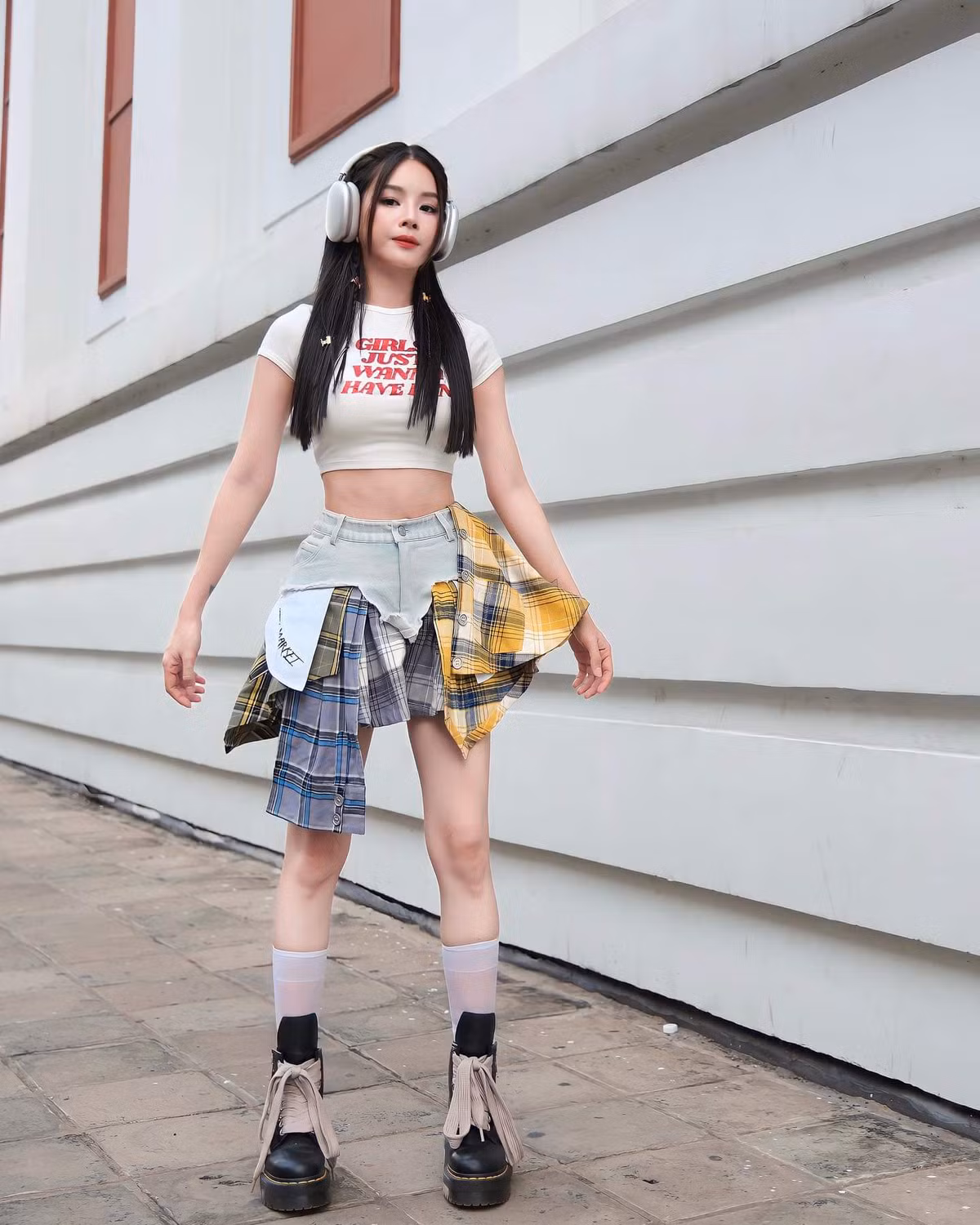 Ngoài đời, Mie cũng ưa chuộng phong cách năng động, cá tính. Những bức ảnh đời thường của người đẹp 9X thường nhận được lượt tương tác cao trên trang fanpage 4,8 triệu lượt theo dõi.