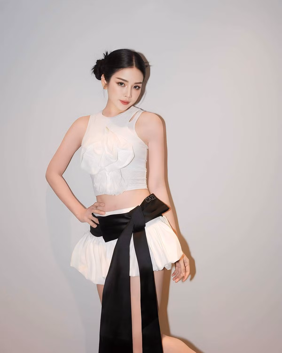 Năm 2020, nữ DJ từng gây chú ý khi tự tậu xe hơi, nhà 3-4 tỷ đồng bằng tiền tích góp. Hiện tại, cô có thu nhập ổn định nhờ công việc DJ, diễn xuất, KOL quảng cáo...