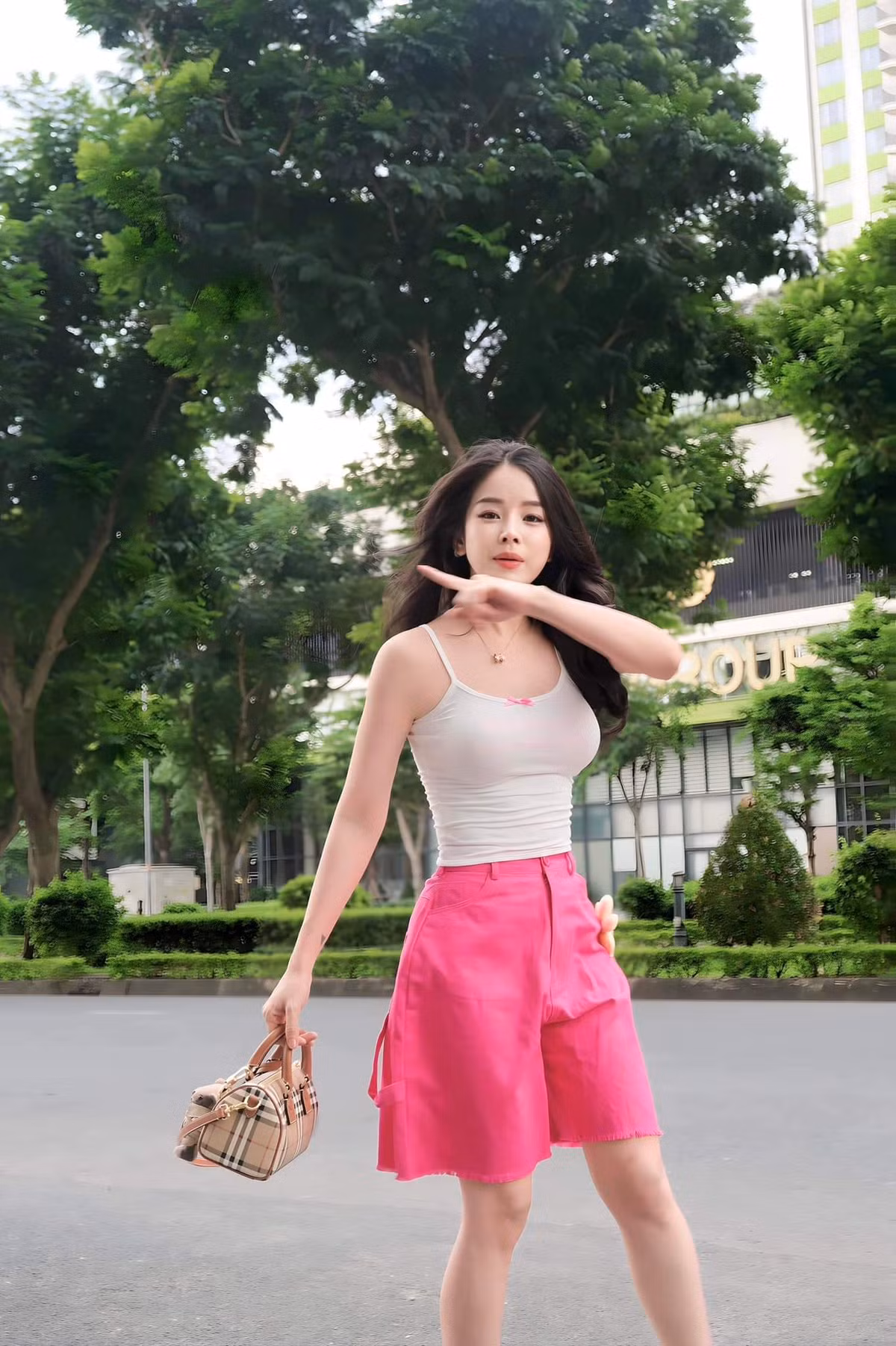 Hau chuyen tinh cam day song gio, DJ Mie khoe than thai dang cap