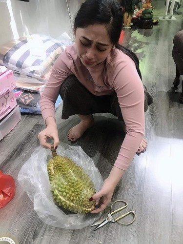 Không rõ việc săn sale quả sầu riêng trên là một trò đùa, hay chủ quán thực sự tính “lừa” khách bằng cách này?