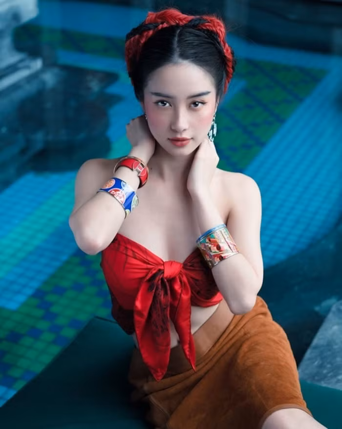 Trong những ngày đầu mới nổi tiếng, Jun Vũ sở hữu nét đẹp trong sáng, mong manh. Tuy nhiên, từ khi quyết định "dao kéo" vòng một, cô nàng hot girl này dần thay đổi sang phong cách gợi cảm, quyến rũ hơn.