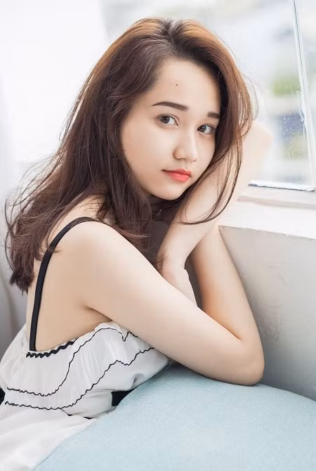 Dù thay đổi phong cách sang quyến rũ thì Trúc Anh vẫn giữ được nét ngây thơ, trong sáng.