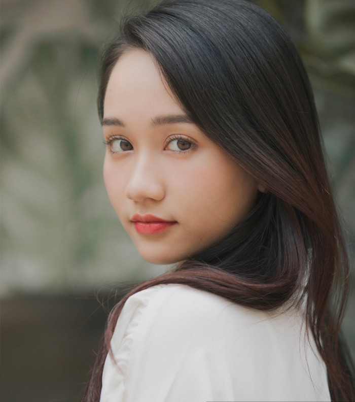 Trúc Anh là hot girl Việt sinh năm 1998 được mọi người biết đến qua vai diễn Hà Lan của bộ phim nổi tiếng Mắt Biếc ra mắt vào cuối năm 2019. Cô nàng gây thương nhớ với nhan sắc nhẹ nhàng, ngây thơ cùng đôi mắt to tròn và nụ cười tươi sáng.