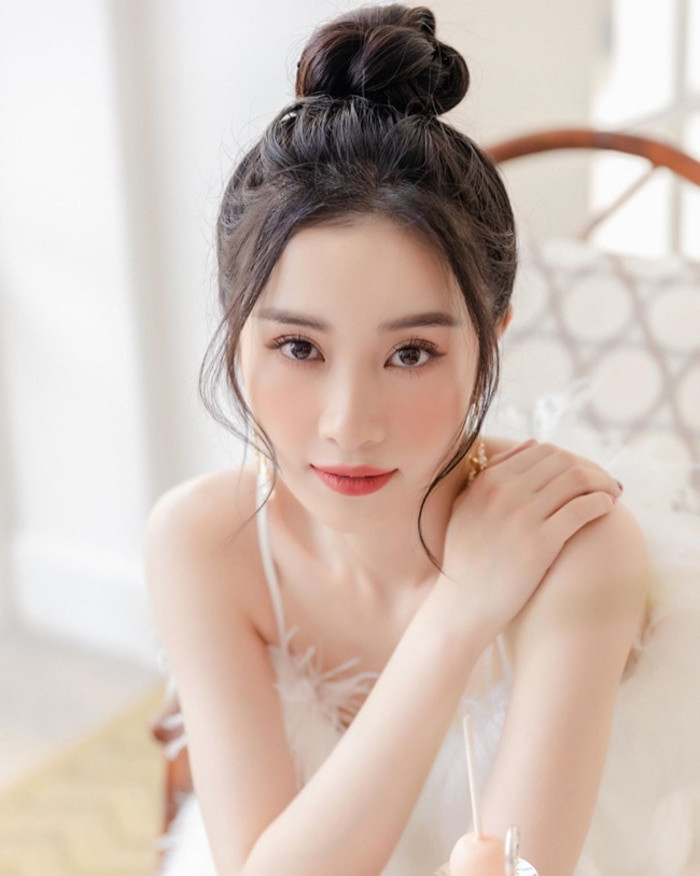 Không chỉ gây thương nhớ bởi nhan sắc dịu dàng, ngọt ngào, Jun Vũ còn sở hữu body quyến rũ, "vòng nào ra vòng đó".