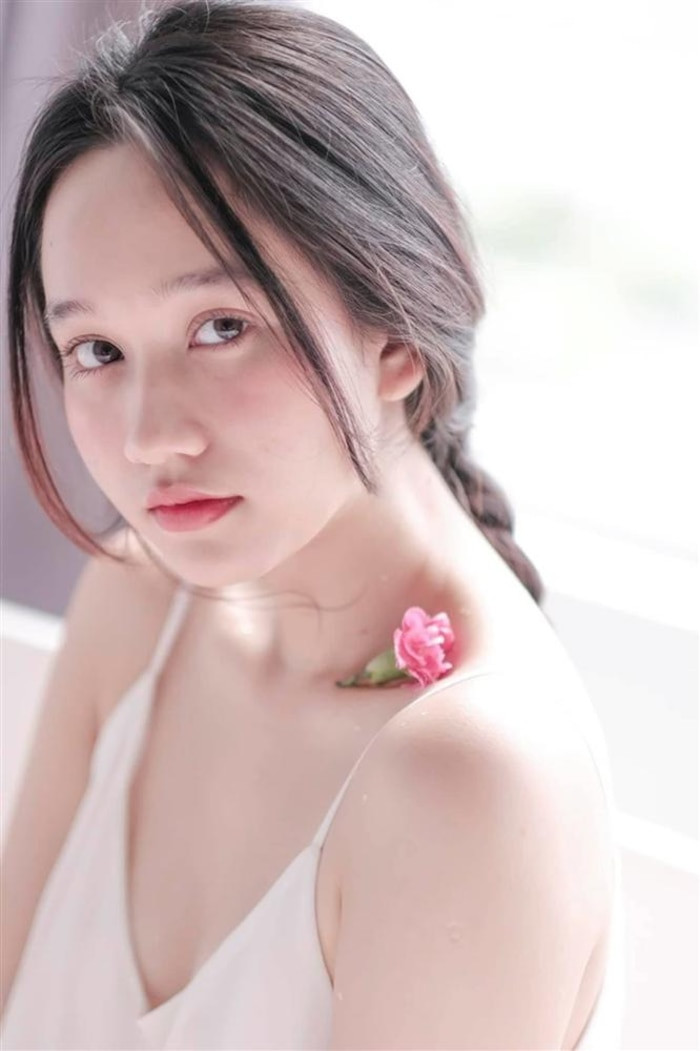 Trúc Anh là sinh viên trường Đại học Greenwich Việt Nam, một ngôi trường được xếp vào hàng top dành cho rich kid với mức học phí lên tới con số trăm triệu/năm.