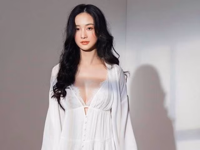 Mặc chiếc váy cắt xẻ táo bạo, Jun Vũ thu hút mọi ánh nhìn nhờ sở hữu thân hình chuẩn với số đo ba vòng đáng mơ ước.