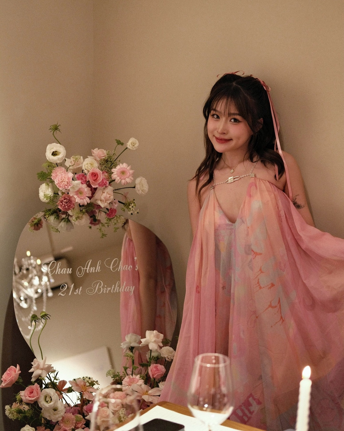 "Cô vợ quốc dân" cùng các anh chị em ngồi quây quần trên chiếu, chiếc bánh kem được đặt trên chiếc ghế nhựa và bánh kẹo ở chính giữa.