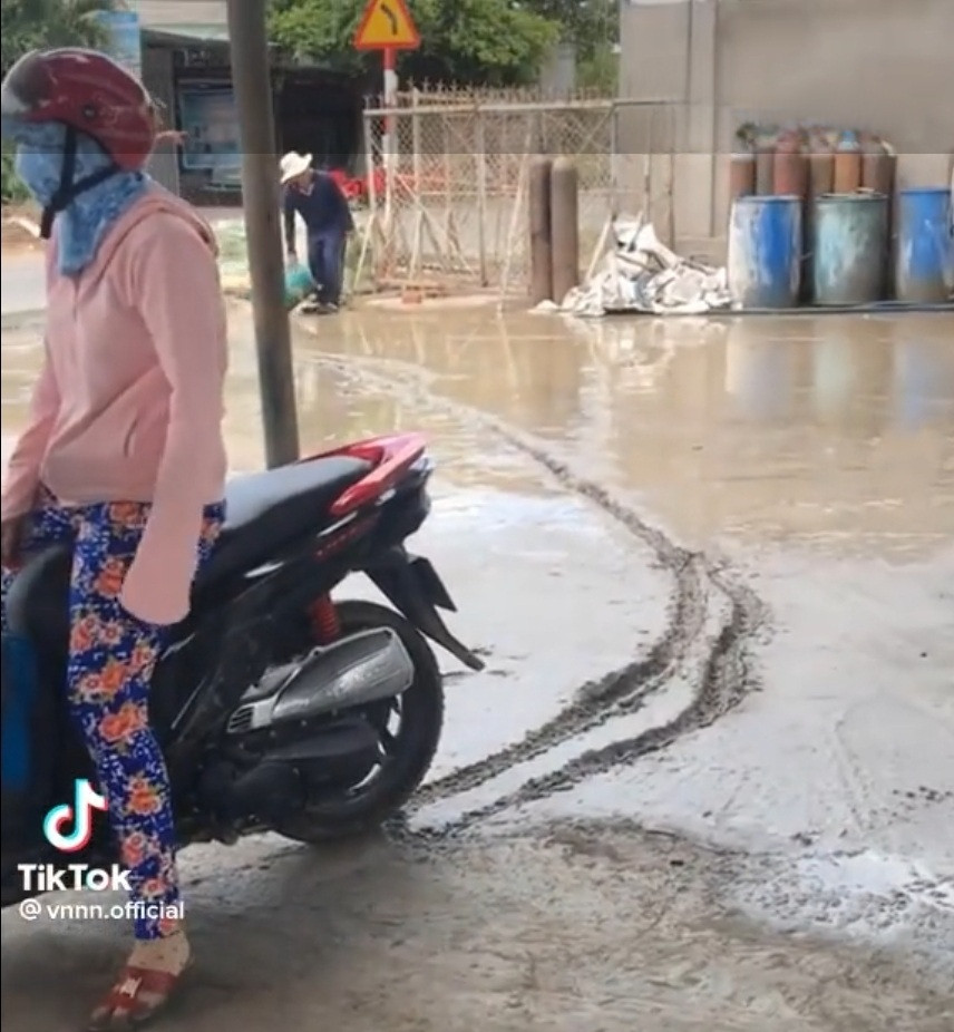Quan sát có clip có thể thấy, người phụ nữ trên sau pha xử lý làm hỏng đường bê tông vừa làm vẫn còn khá ngơ ngác, chưa hiểu chuyện gì vừa xảy ra.