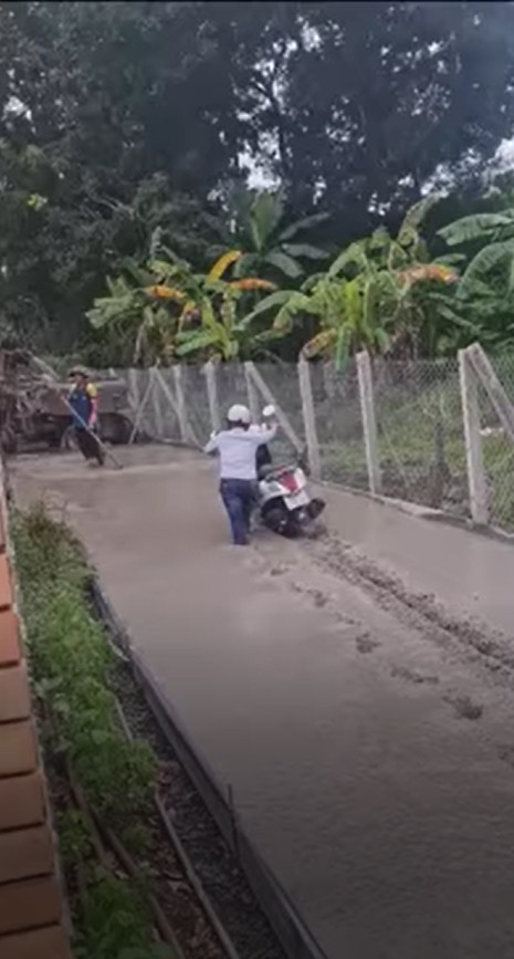 Ở nông thôn, mỗi lần đổ đường bê tông trong làng, người ta sẽ làm luôn một đoạn dài và chắn 2 đầu tránh bị vật nuôi hay ai đó dẫm lên. Thế nhưng vẫn nhiều người cô gắng vượt qua chướng ngại vật để phá hoại thành quả của các bác thợ làm đường.