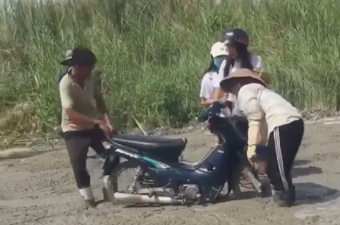 Chẳng rõ là có để ý hay không nhưng 2 bạn nữ trên đã phi thẳng vào đoạn đường bê tông vừa được đổ lại.