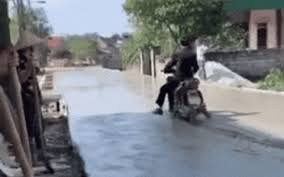 Bên cạnh đó, nhiều người cũng để lại bình luận trách cứ những người thợ khi không để biển cảnh báo hay chướng ngại vật trước công trình mình đang làm.