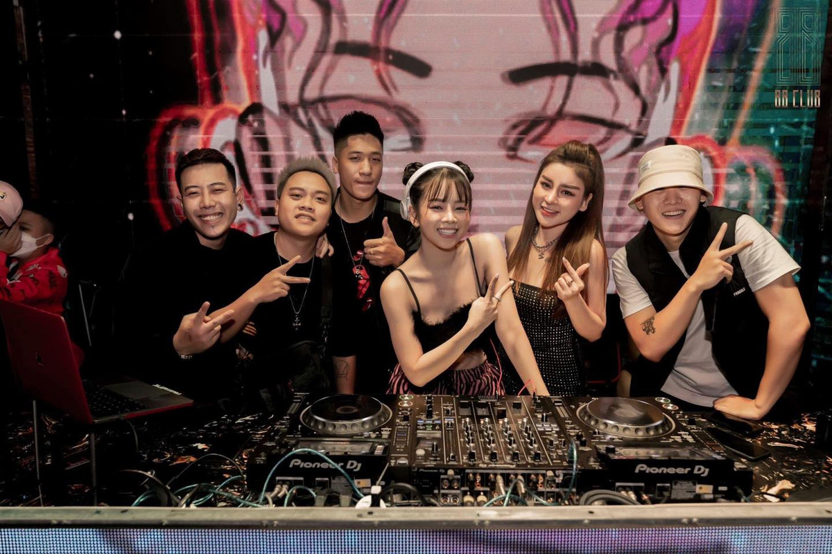 Cho dù đã có bạn trai nhưng Mie vẫn khiến cánh mày râu phải xếp hàng dài mà ngắm nhìn.