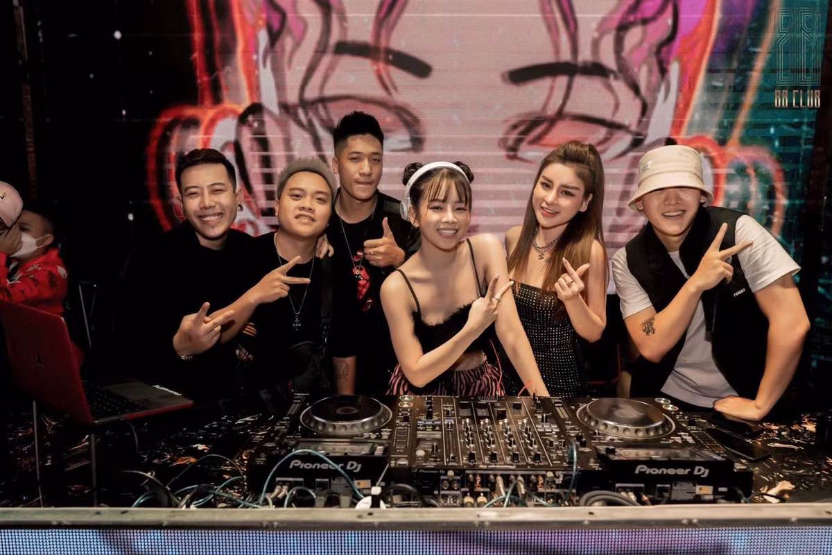 Cho dù đã có bạn trai nhưng Mie vẫn khiến cánh mày râu phải xếp hàng dài mà ngắm nhìn.