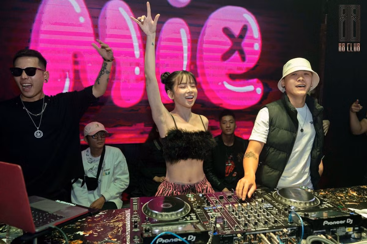 Gần đây, sự góp mặt của cô nàng trong Rap Việt khiến cho tên tuổi của DJ Mie bùng nổ hơn.