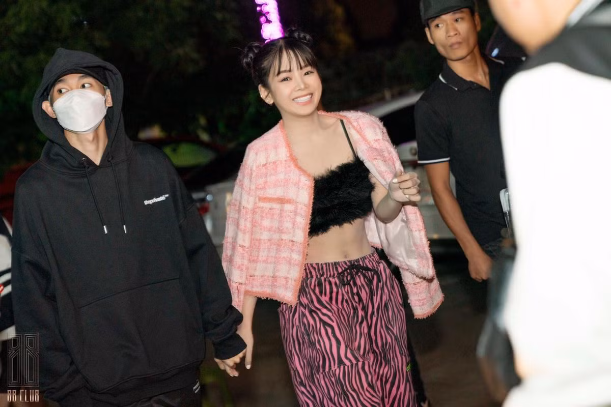 Trong buổi diễn mới nhất tại Hà Nội, Mie được bạn trai là diễn viên Hồng Thanh hộ tống.