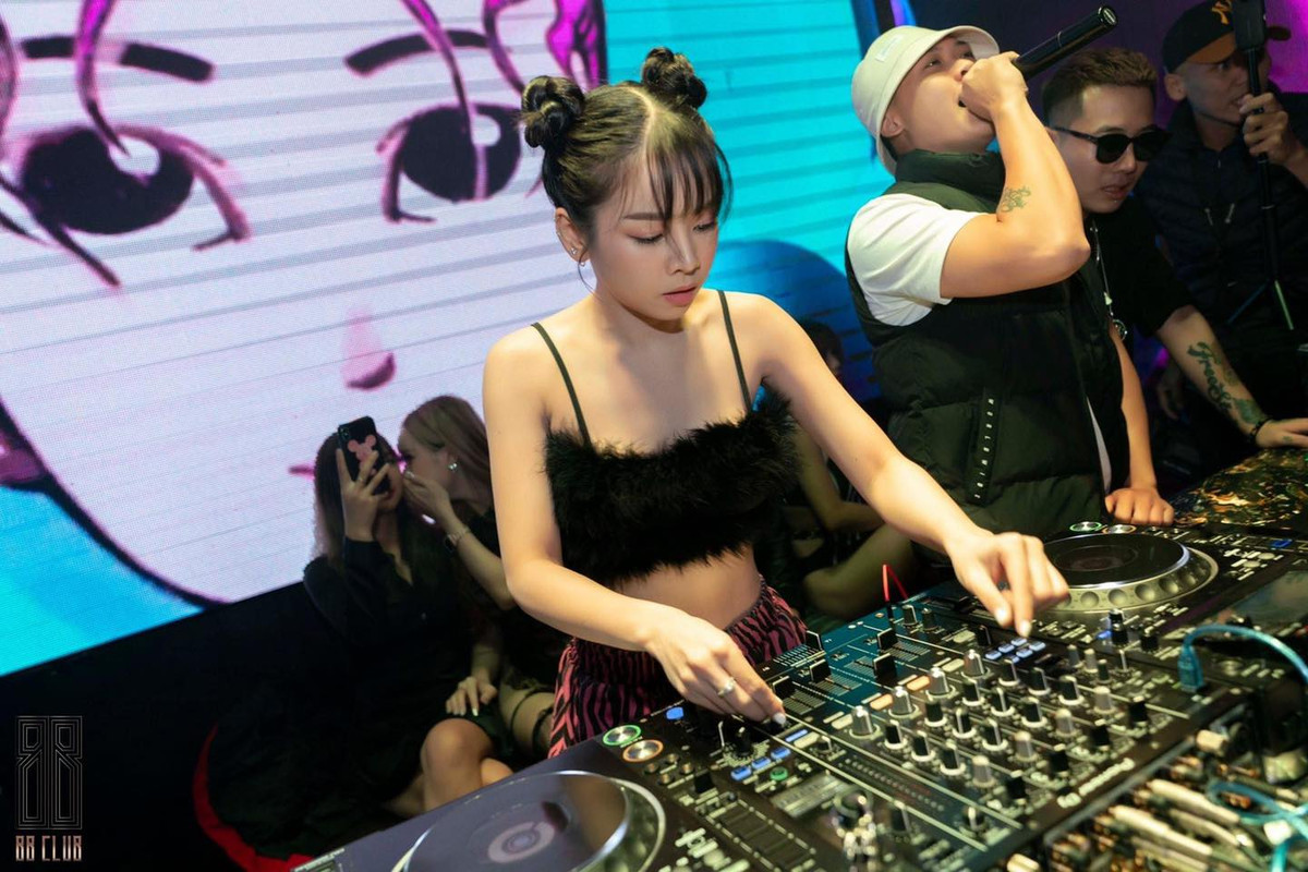 Không chỉ chơi nhạc, Mie còn "đi vào tim" các khán giả của mình bằng những biểu cảm và hành động vô cùng dễ thương.