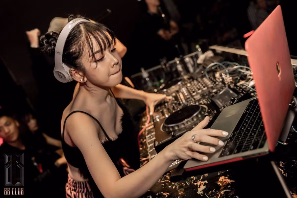 DJ Mie được mệnh danh là "búp bê của làng EDM Việt Nam".
