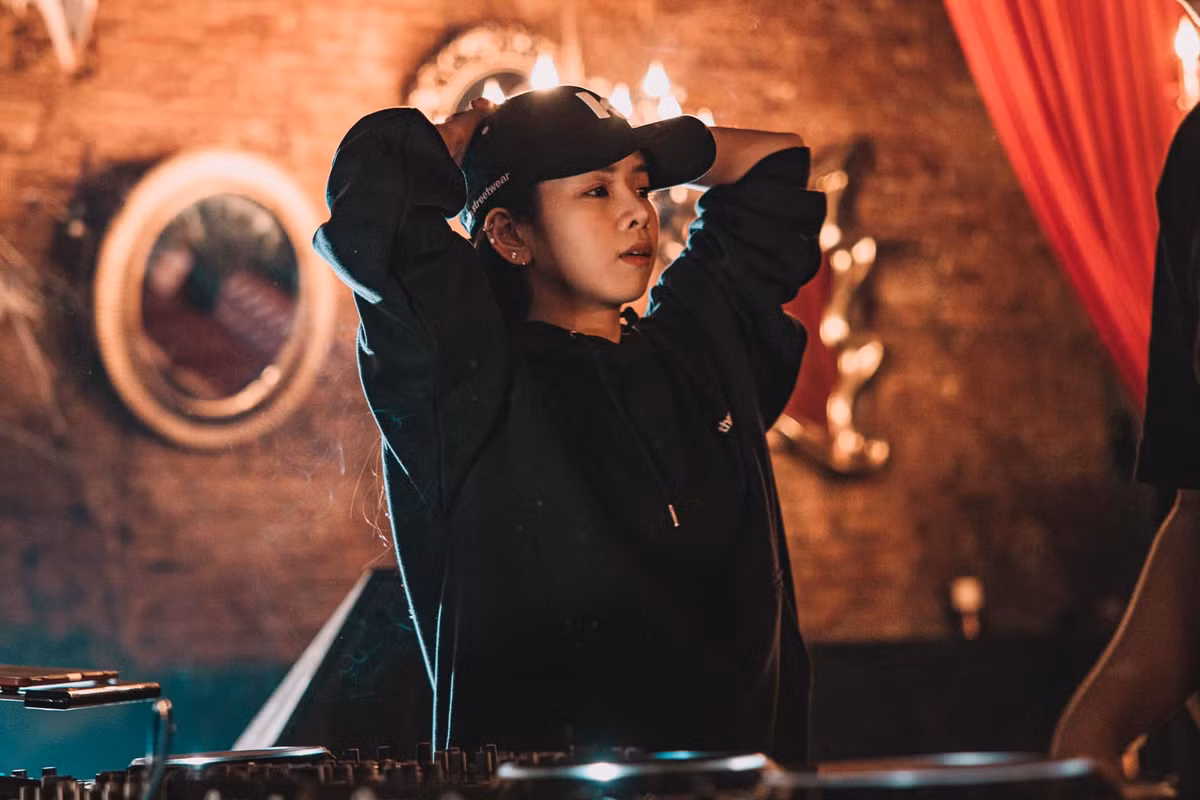 Ngoài những bản mix "đi vào lòng người", DJ Mie còn sở hữu ngoại hình siêu dễ thương cùng phong cách thời trang khiến nhiều người không thể rời mắt.