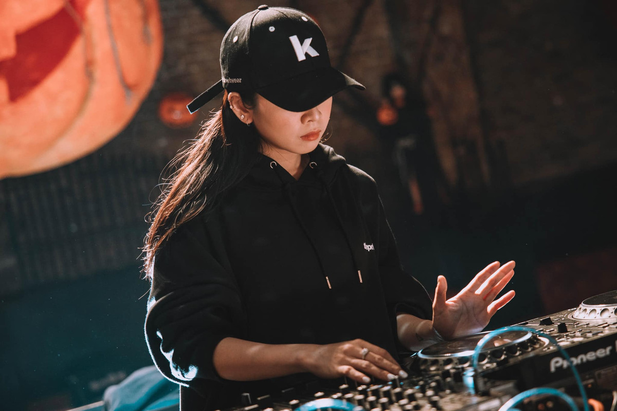 Dù không hở quá bạo như nhiều nữ DJ khác nhưng Mie lại có sức hút riêng của mình. Cô nàng dễ dàng chinh phục bất cứ bộ cánh nào được đưa vào tay mình như vóc dáng cân đối và đặc biệt gương mặt siêu siêu dễ thương.