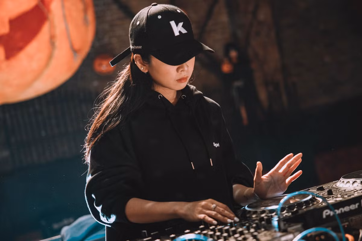 Dù không hở quá bạo như nhiều nữ DJ khác nhưng Mie lại có sức hút riêng của mình. Cô nàng dễ dàng chinh phục bất cứ bộ cánh nào được đưa vào tay mình như vóc dáng cân đối và đặc biệt gương mặt siêu siêu dễ thương.