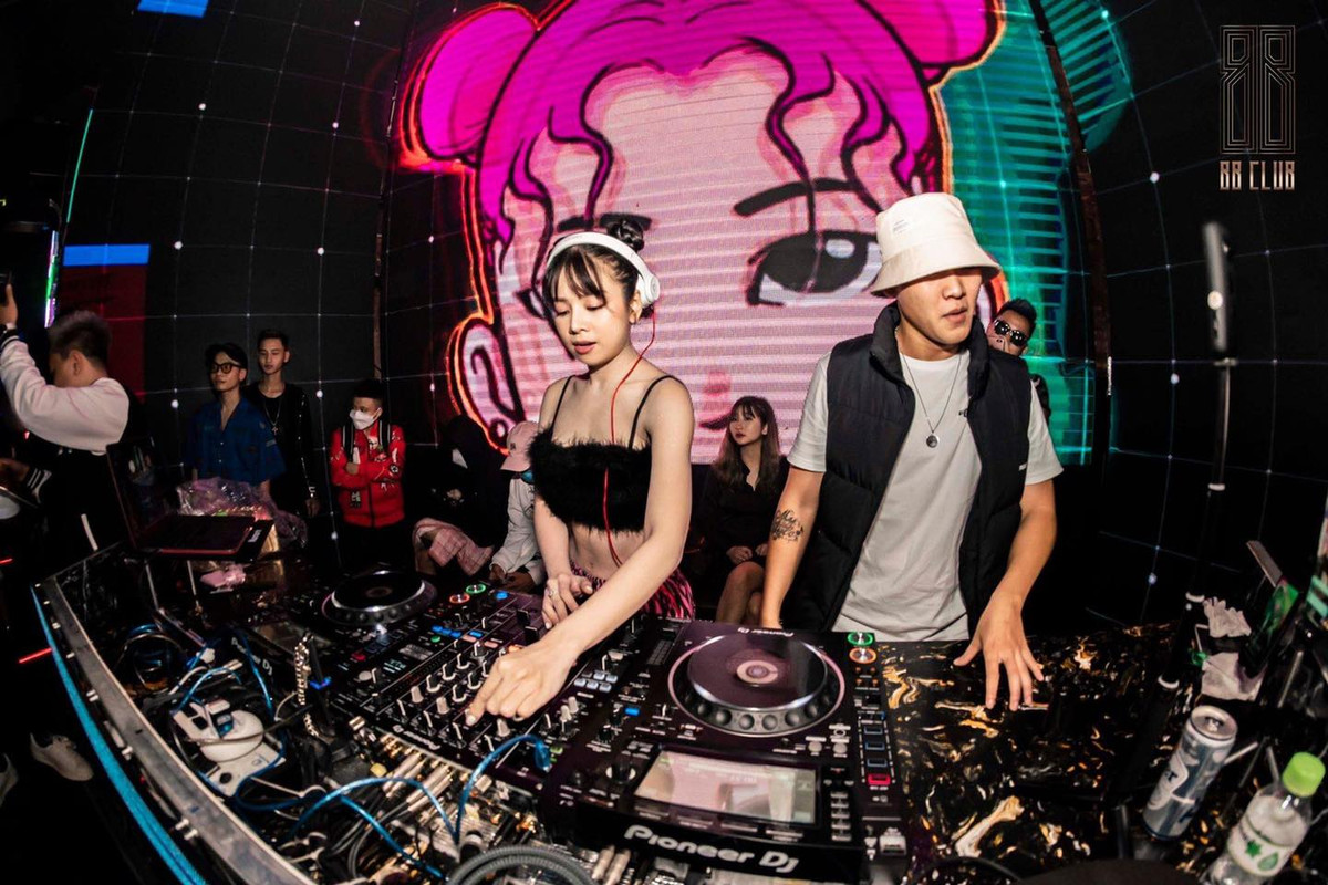 Trên trang cá nhân của mình, Mie chia sẻ không ít những bức ảnh khi đi làm mà dân mạng gật đầu đồng ý với quan điểm cô nàng "thổi bay" hội gái xinh trên bar.