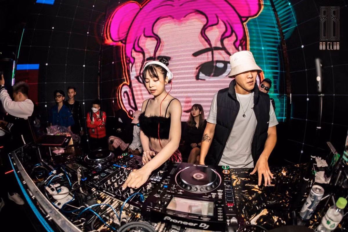 Trên trang cá nhân của mình, Mie chia sẻ không ít những bức ảnh khi đi làm mà dân mạng gật đầu đồng ý với quan điểm cô nàng "thổi bay" hội gái xinh trên bar.