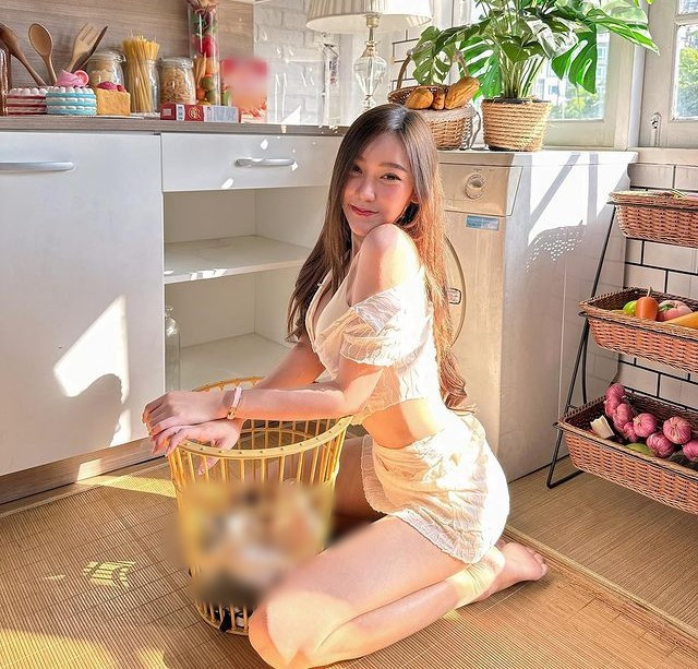 Mới đây trên trang Instagram cá nhân hơn 1 triệu người theo dõi, Natpaphat Rattanachaiyanun đăng tải loạt ảnh diện trang phục phóng khoáng làm việc nhà gây chú ý.