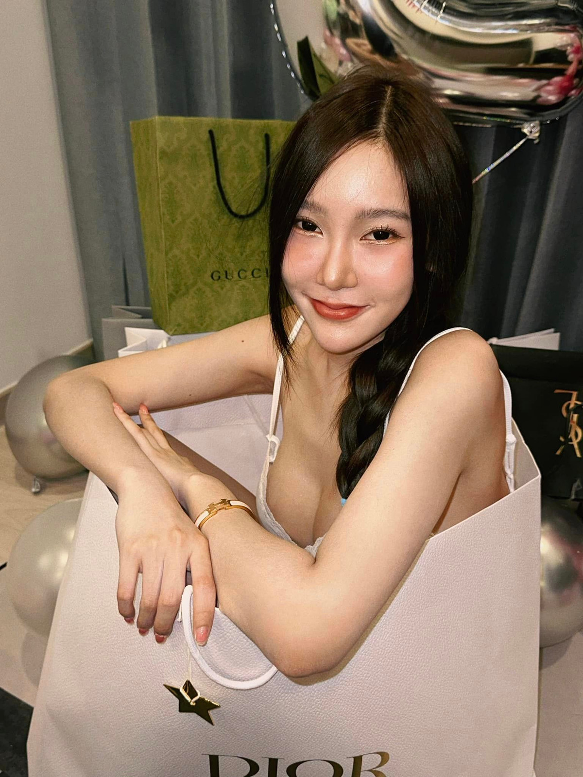 Natpaphat Rattanachaiyanun năm nay 27 tuổi, là người mẫu, hot girl nổi tiếng tại Thái Lan.