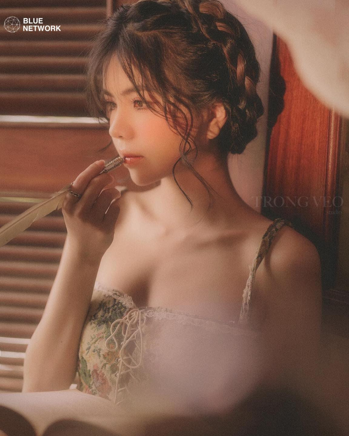 Mai Dora tên thật Trương Vũ Quỳnh Mai, sinh năm 1995. Cô là hot girl nổi tiếng trên mạng xã hội và là diễn viên trẻ từng tham gia nhiều dự án phim ngắn như "Hoa Linh Giới", "Thư Viện Ký Ức", "Trường Học Bá Vương", "Tình Đầu Đại Ca"…