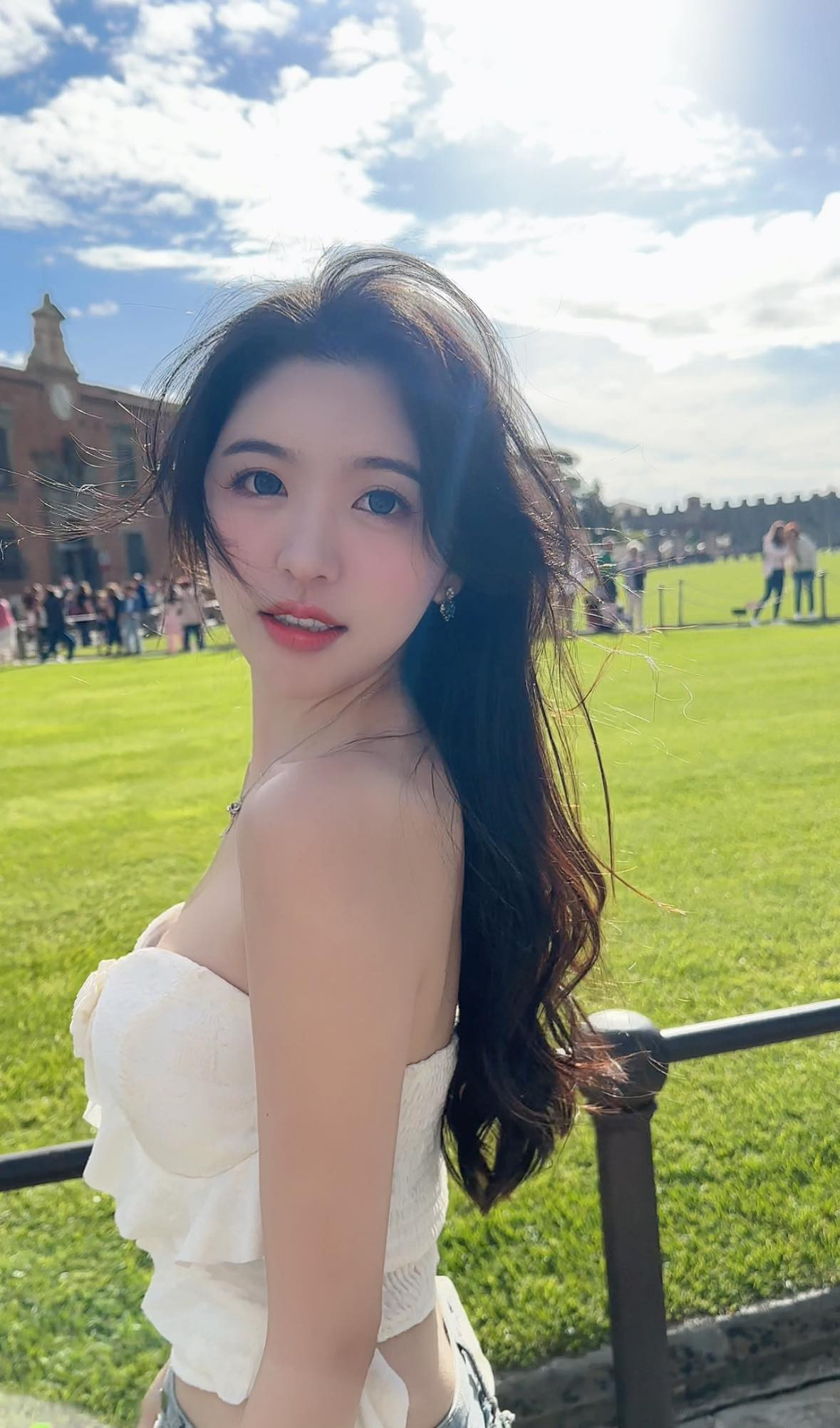 Khác biệt so với nhiều hot girl thường thấy, Angela Chong chứng tỏ rằng sức hút không nhất thiết phải đến từ việc hở da thịt - như phần đông xu hướng.