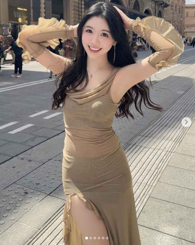 Bên cạnh đó, cặp mắt cười luôn lấp lánh, má lúm đồng tiền duyên dáng và khuôn miệng lúc nào cũng tươi tắn, tràn đầy năng lượng của nữ streamer cũng là điểm nhấn khiến cô ghi điểm trong mắt mọi người.