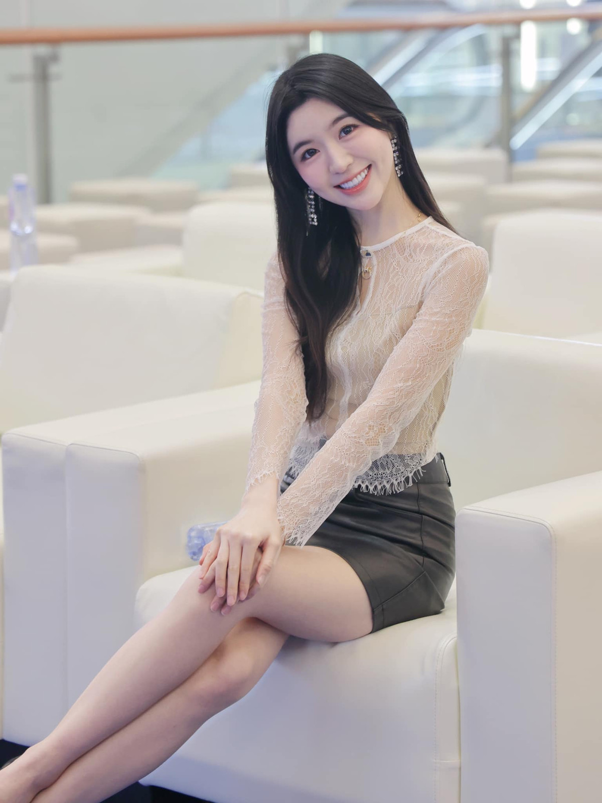 Chưa hết, Angela Chong còn chia sẻ về lối sống tích cực, cách chăm sóc bản thân và bí quyết để duy trì tinh thần lẫn vóc dáng.