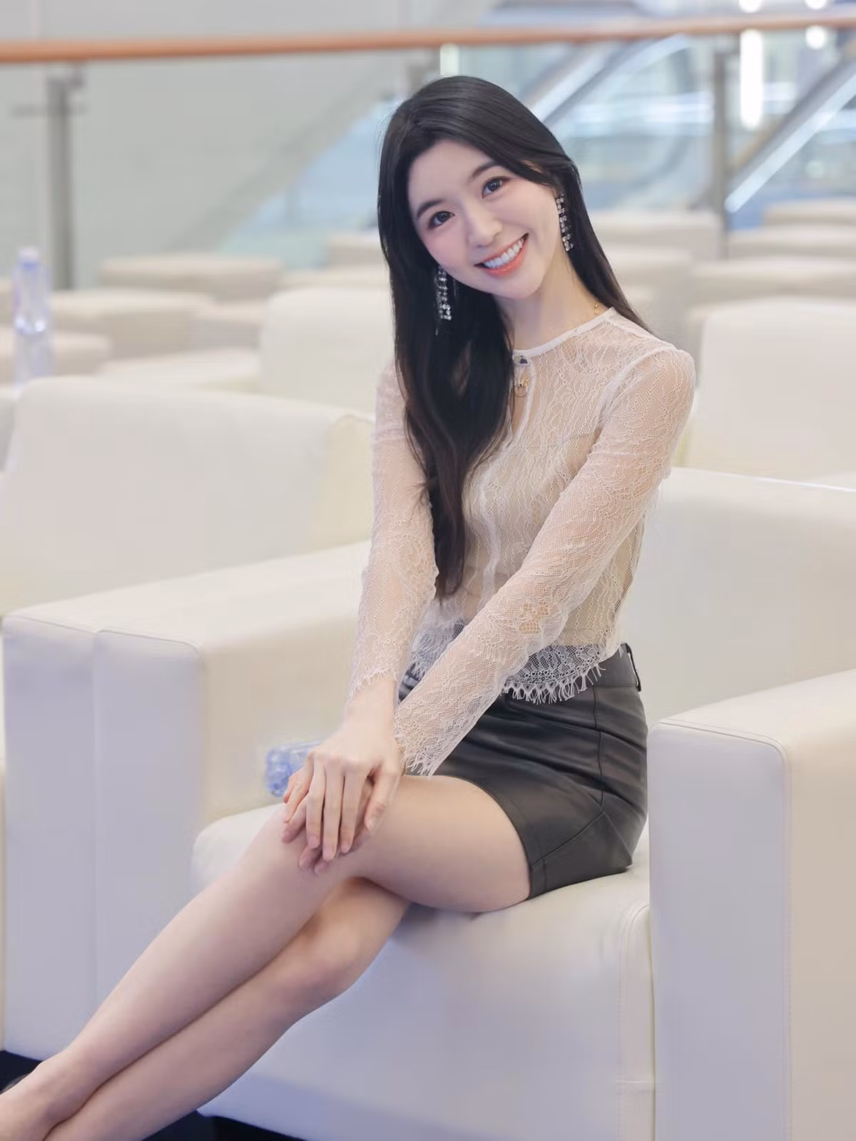 Chưa hết, Angela Chong còn chia sẻ về lối sống tích cực, cách chăm sóc bản thân và bí quyết để duy trì tinh thần lẫn vóc dáng.