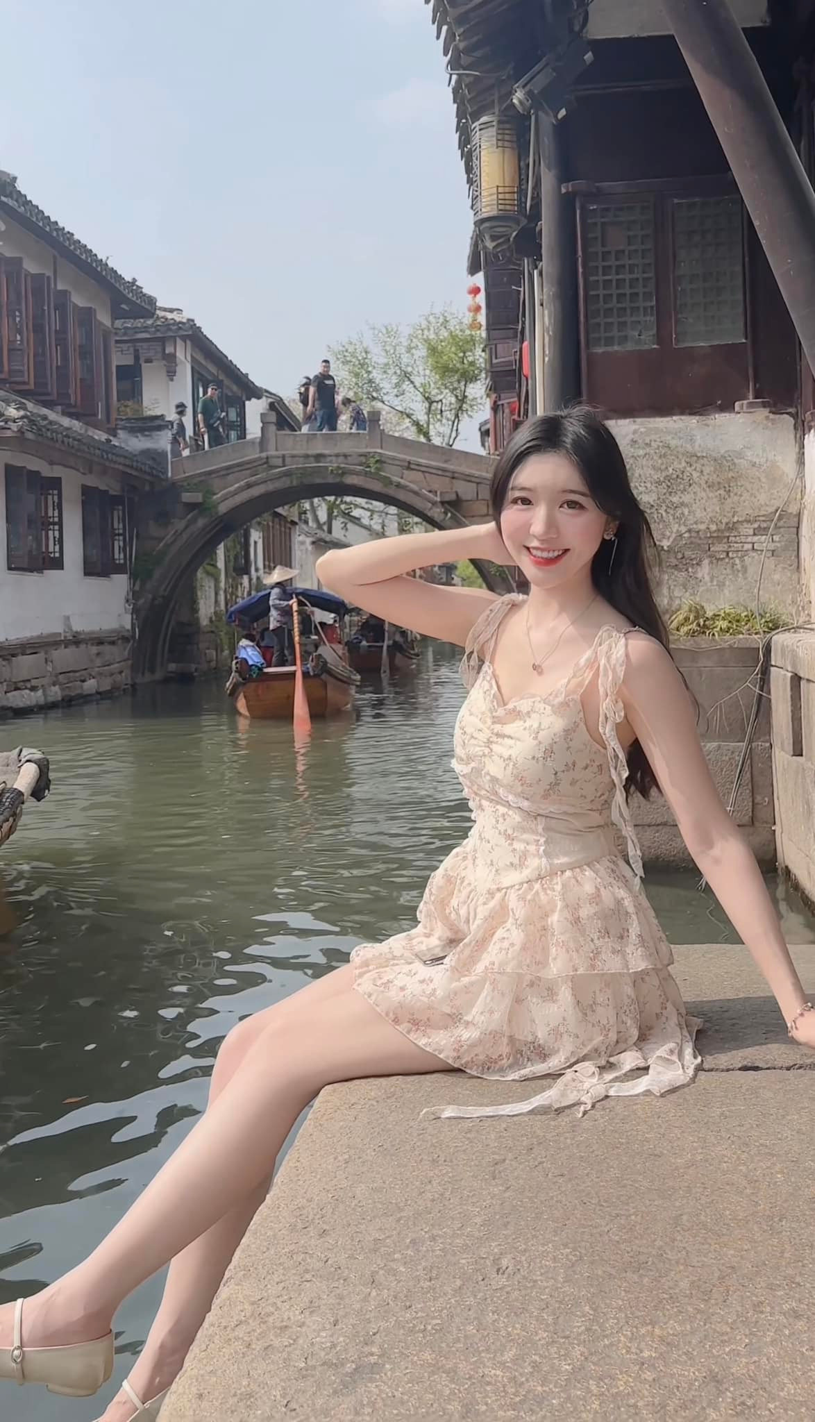 Nữ streamer 27 tuổi được xem như một làn gió mới, trong trẻo, trẻ trung tựa nữ sinh, được cả dân mạng lẫn các bậc phụ huynh dành nhiều thiện cảm.